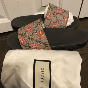 Gucci flip flops